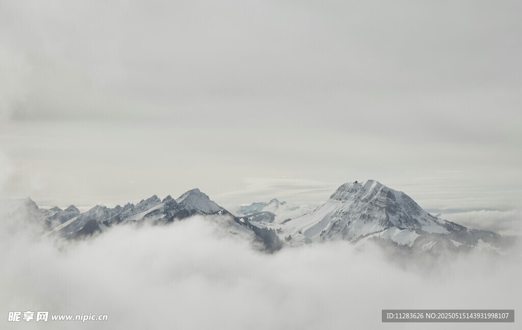 云雾缭绕的壮丽雪山