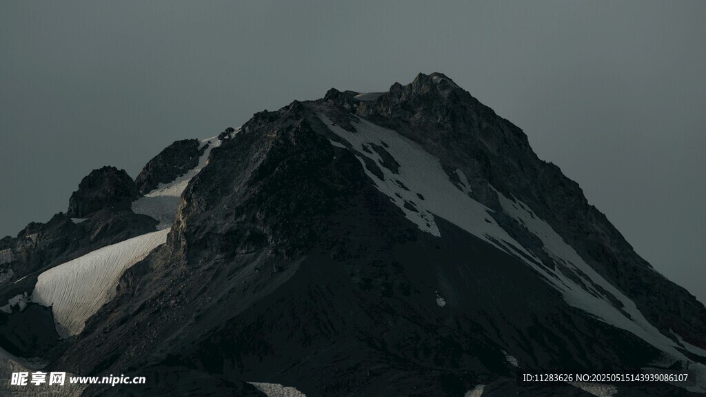 巍峨雪山壮丽景致