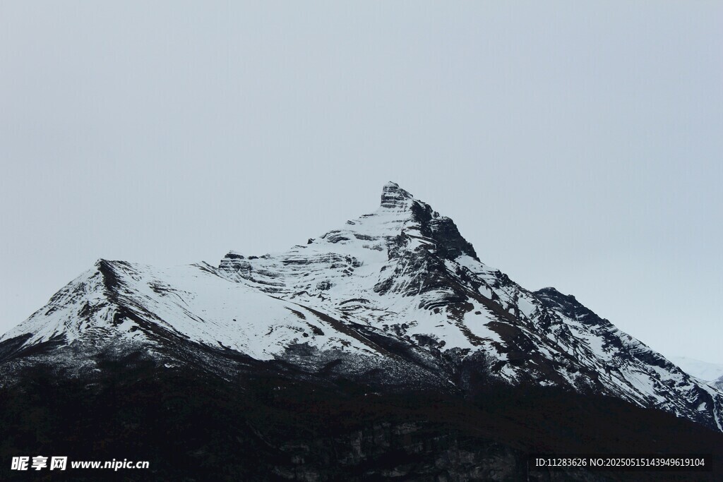巍峨雪山壮丽景致