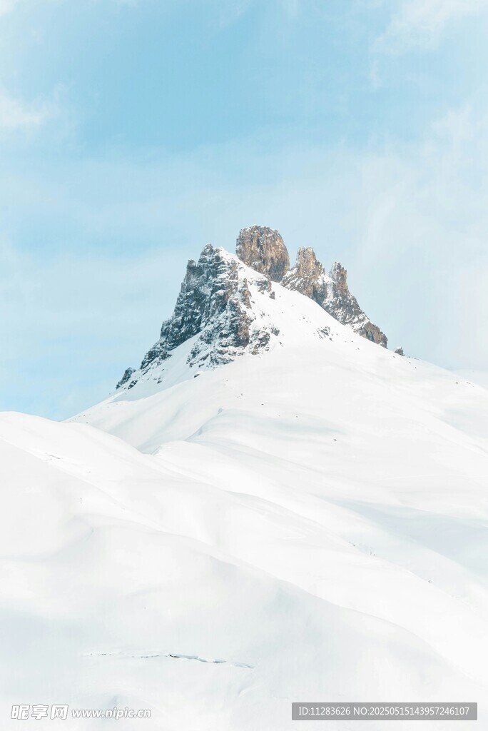 雪山之巅壮丽景致