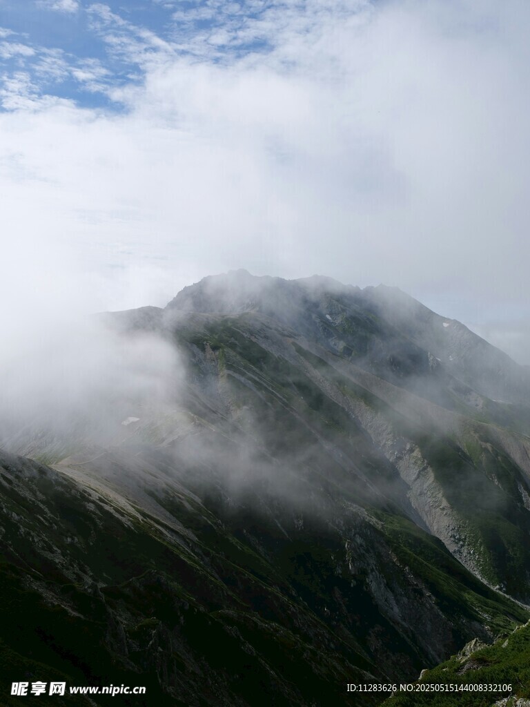 云雾缭绕的山峦美景