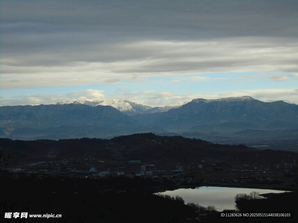 山间湖泊与远处雪山美景