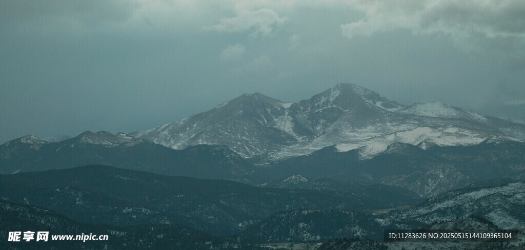 云雾缭绕的壮丽雪山景观