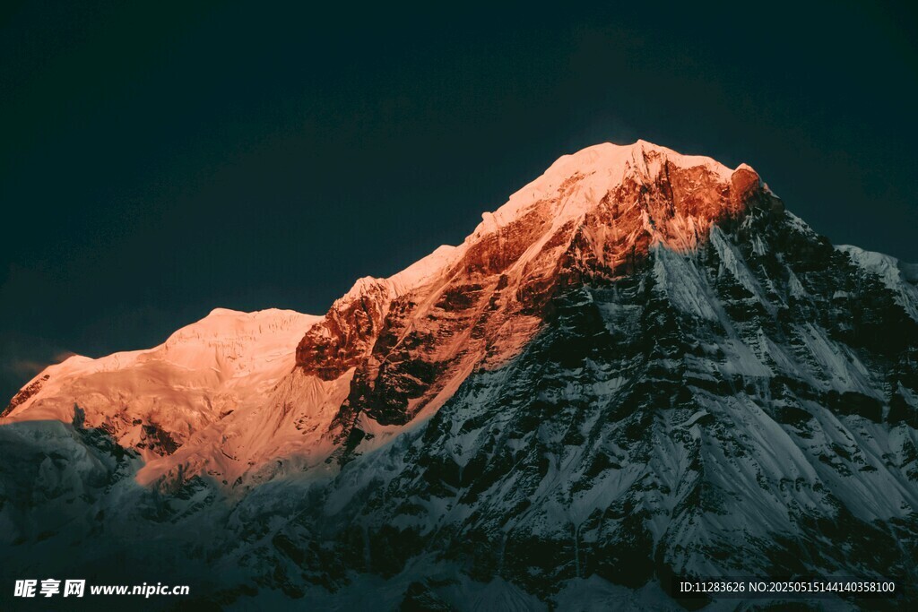 雪山夕照壮丽美景