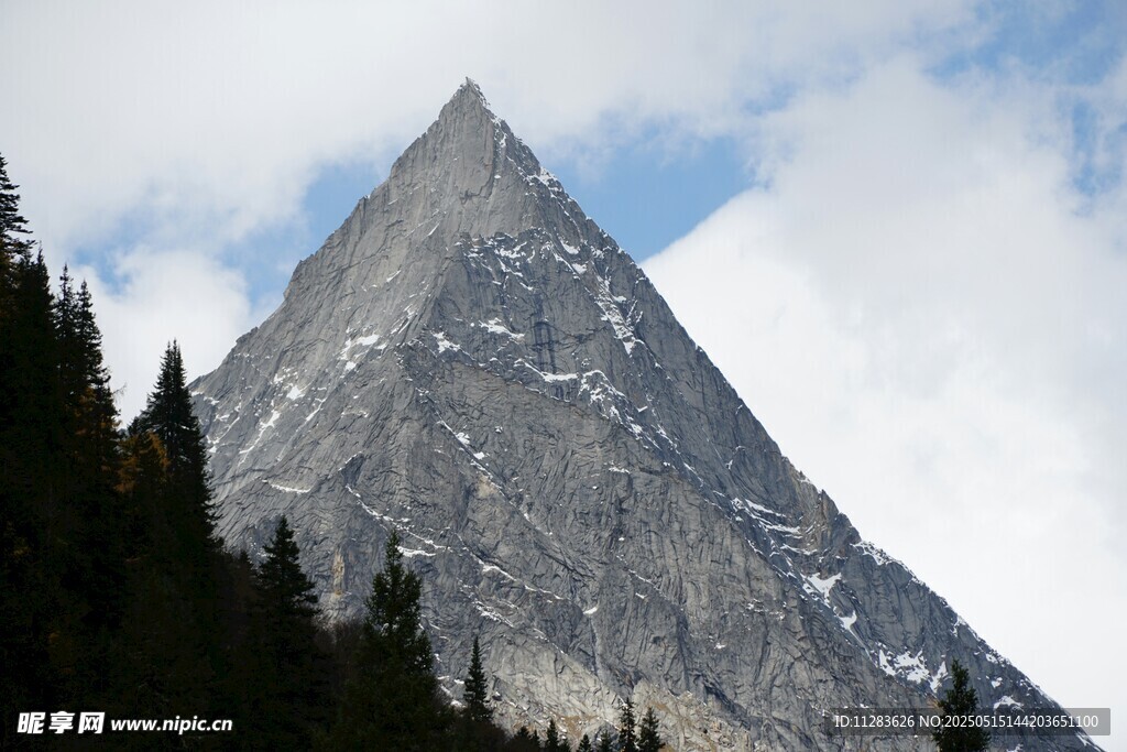 巍峨雪山尖顶