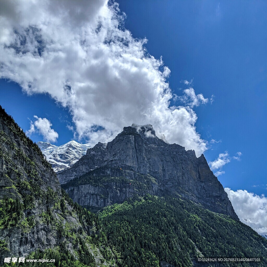 巍峨高山与蓝天白云美景