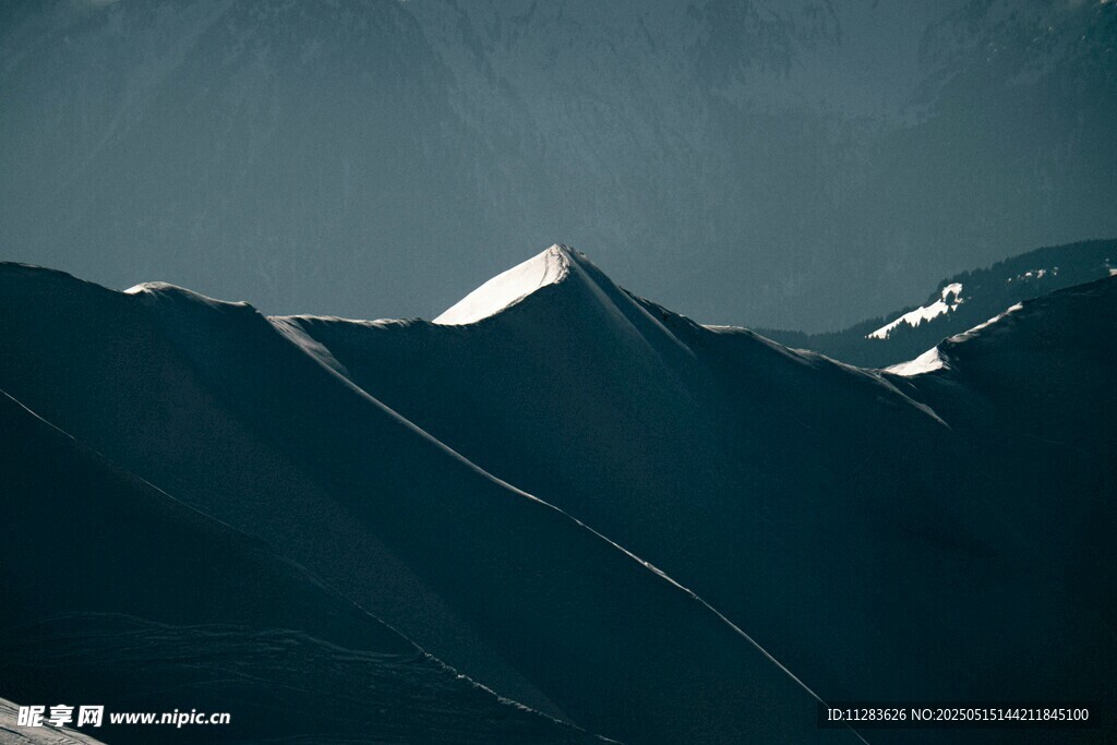 巍峨雪山壮丽山景