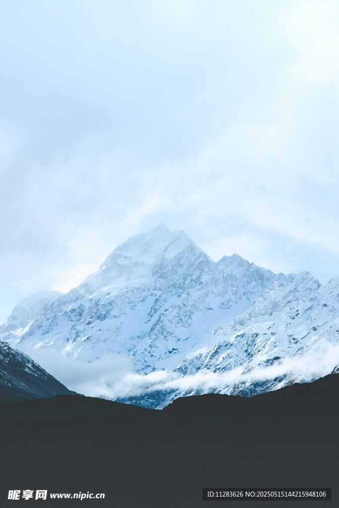 巍峨雪山壮丽景致