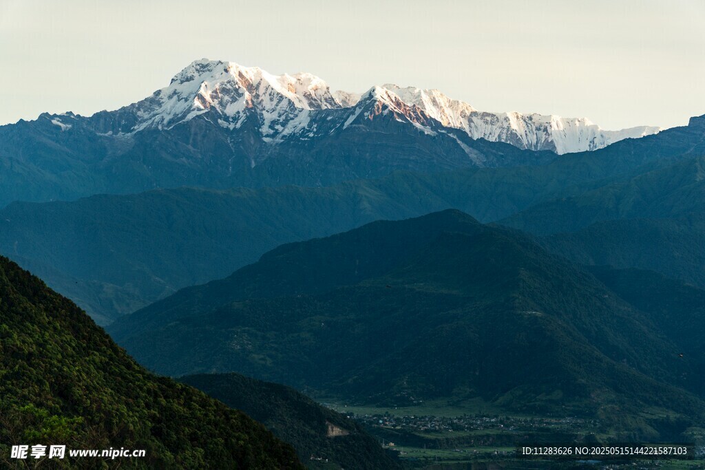 壮丽雪山下的连绵山峦