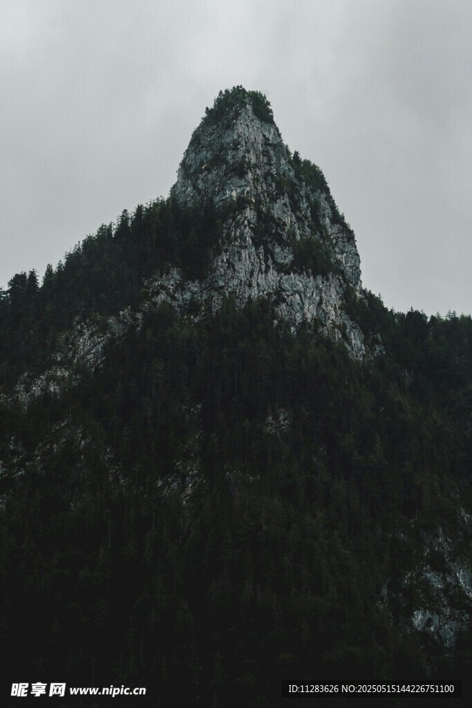 巍峨山峰隐于云雾之中