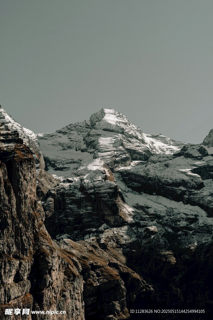 雪山峻岭壮丽风光