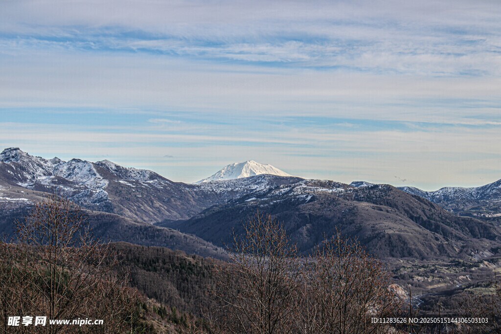 壮丽山景与远处雪山