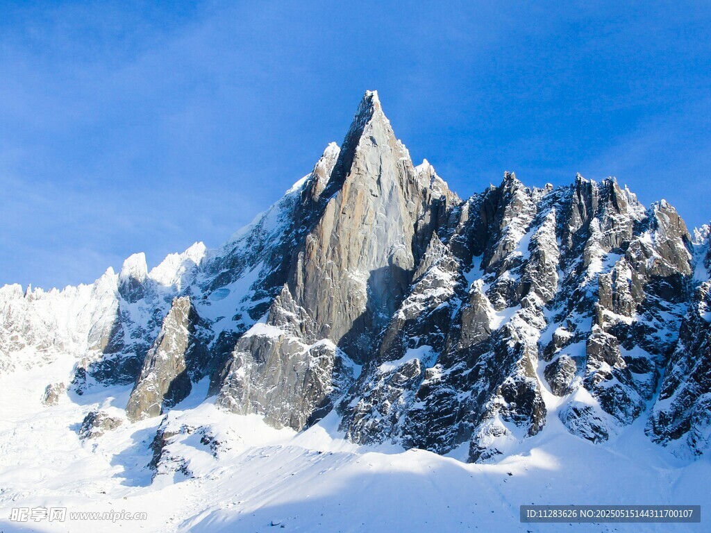 巍峨雪山壮丽景致