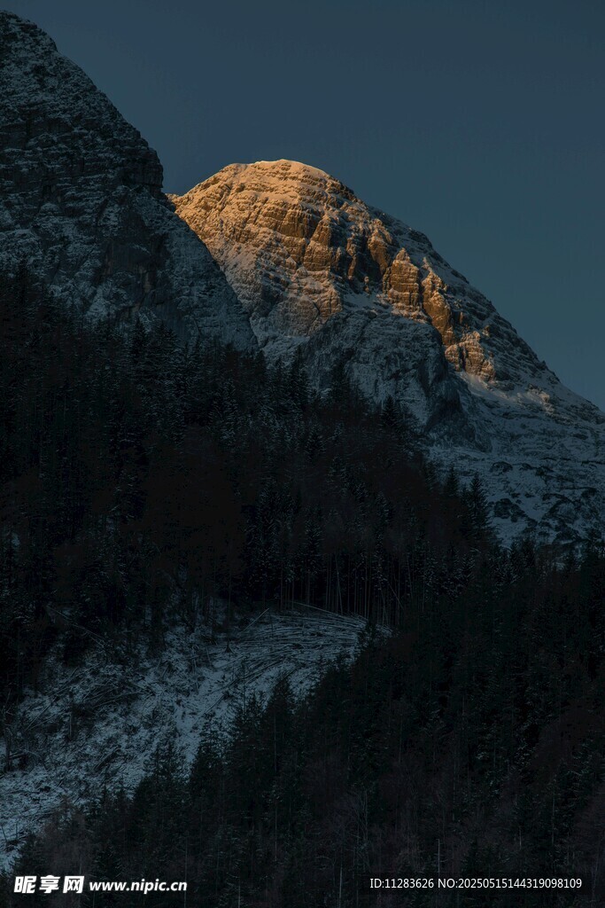 夕阳下的雪山与山林