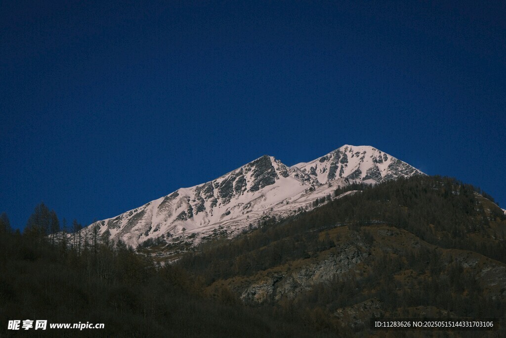 夜幕下的雪山美景