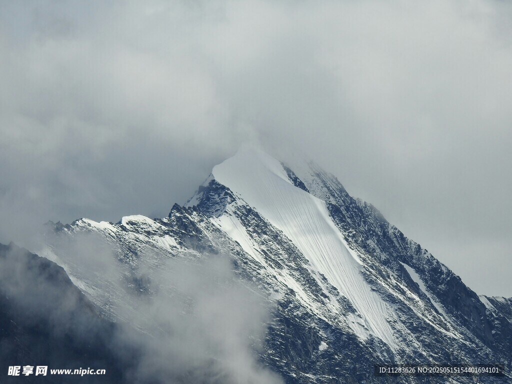 云雾缭绕的巍峨雪山
