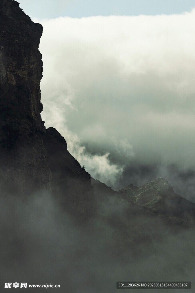 云雾缭绕的巍峨山峰
