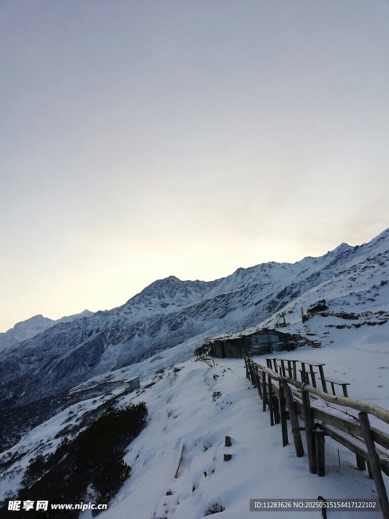 雪山木栏美景