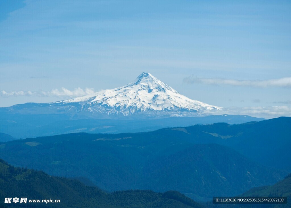 巍峨雪山与连绵山峦