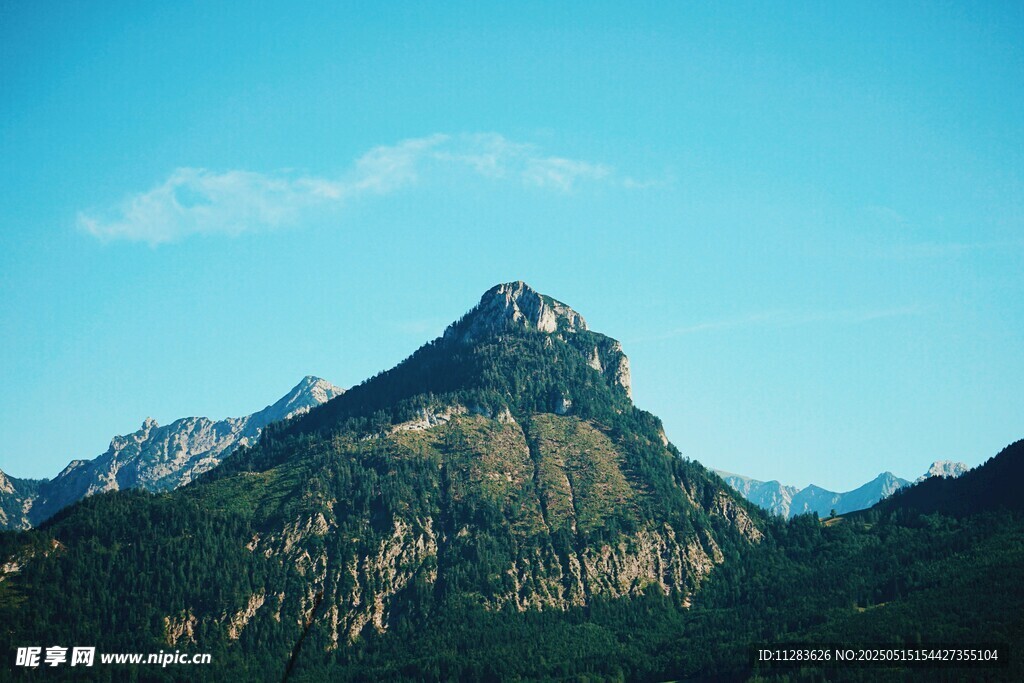 巍峨山峰映蓝天