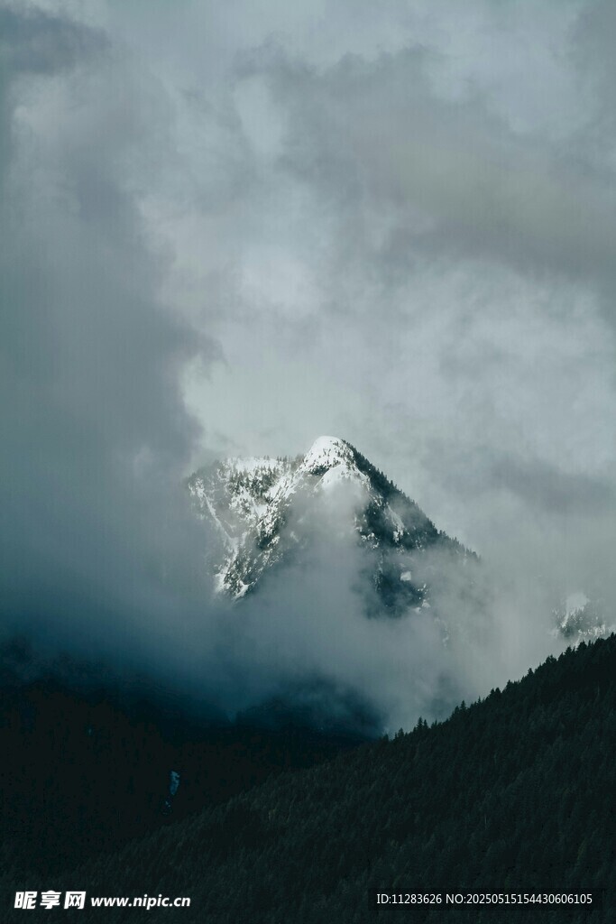云雾缭绕中的巍峨雪山