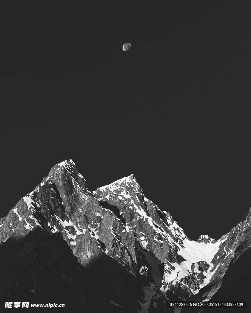 月夜下的巍峨雪山
