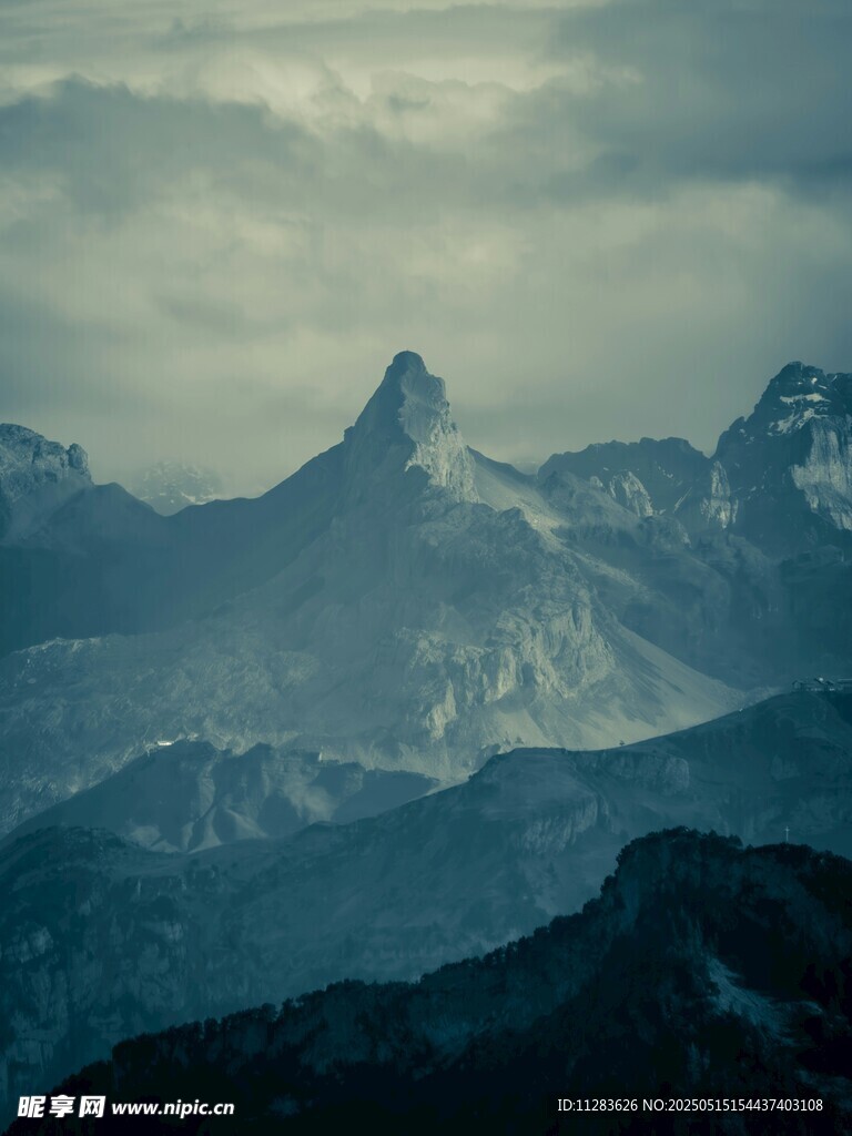 壮丽山峦云雾间美景