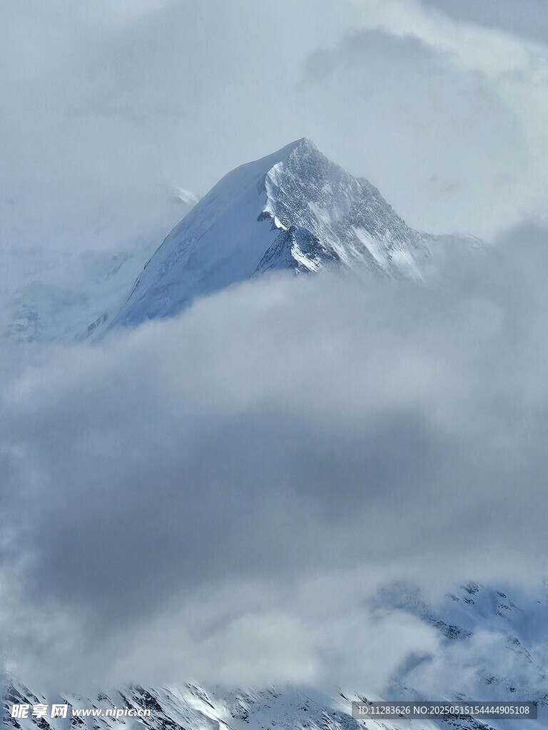 云雾缭绕的巍峨雪山
