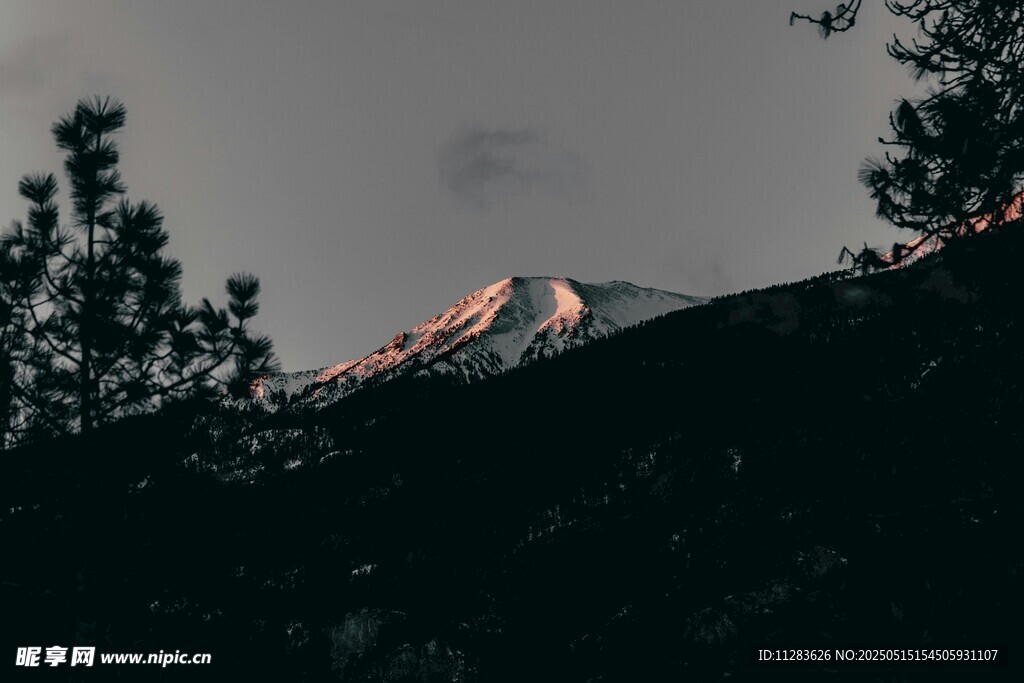 山间暮色中的巍峨雪峰