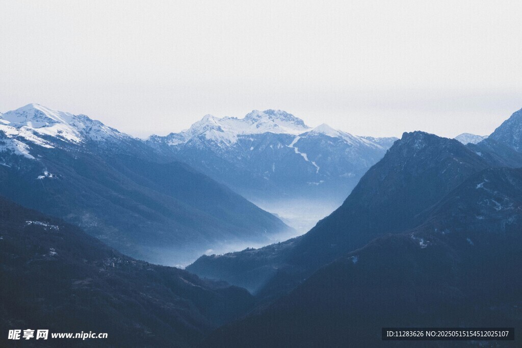 壮丽群山与远处雪山景观