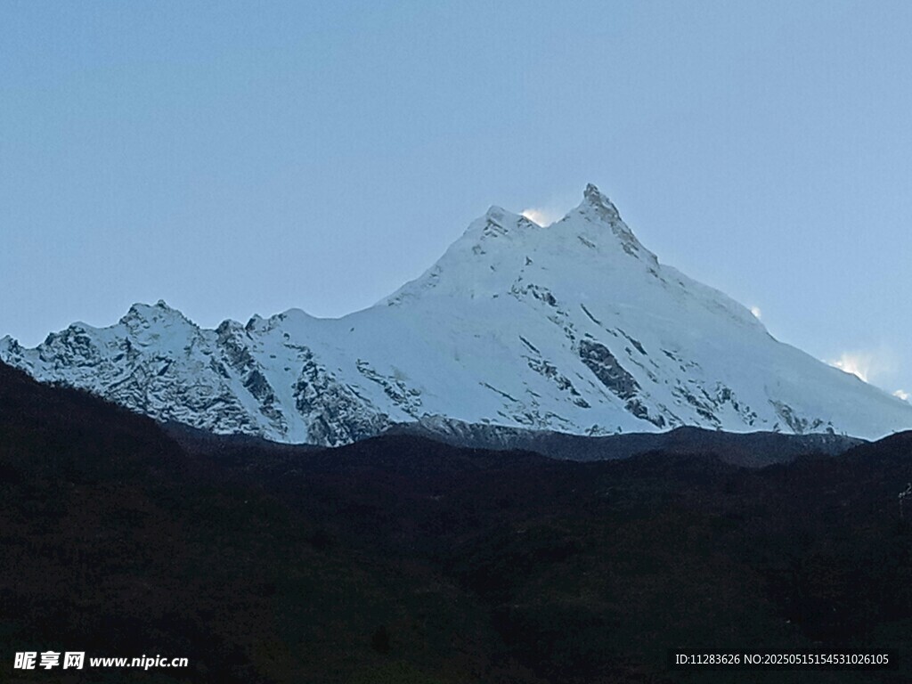 巍峨雪山壮丽景致