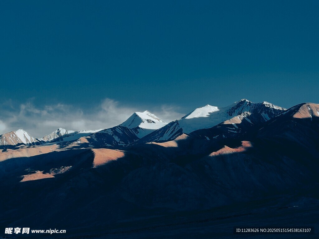 壮丽雪山景观