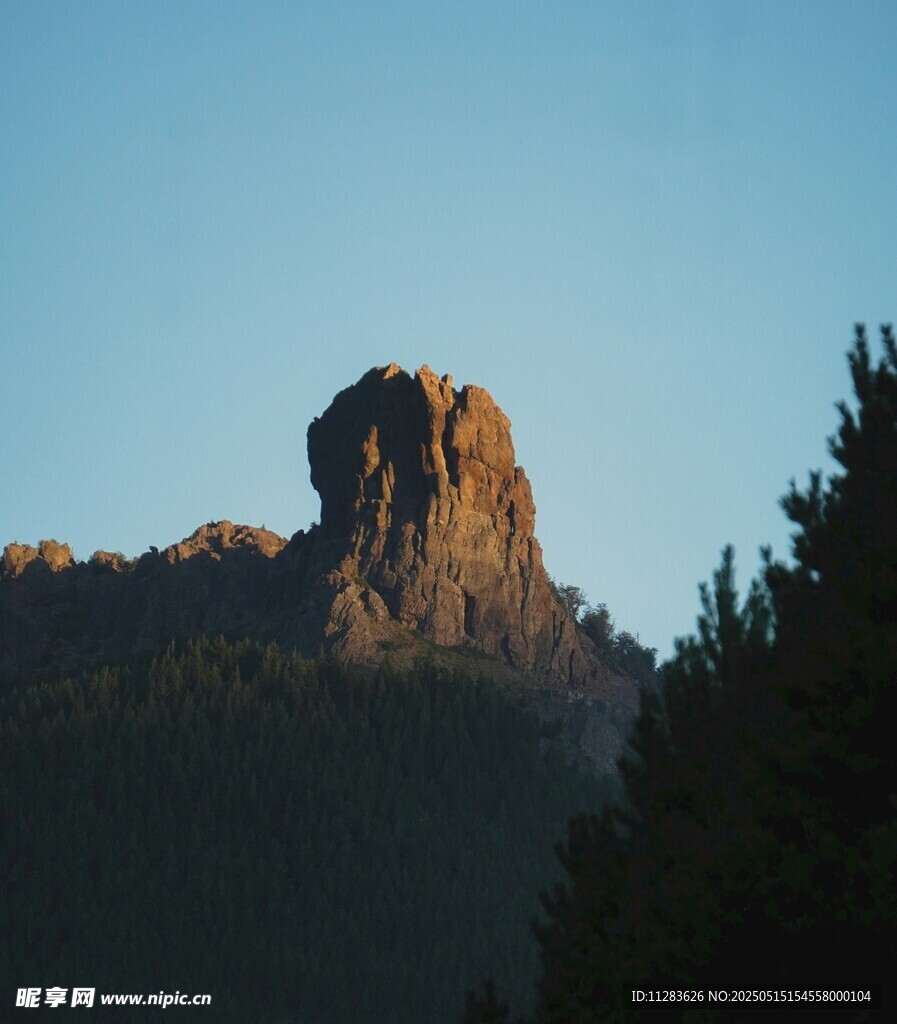 夕阳下的独特山峰景观