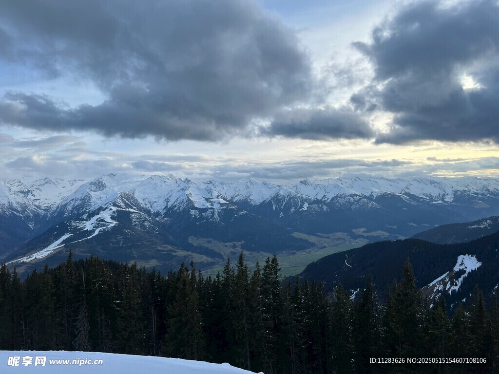 雪山云海壮丽自然景观