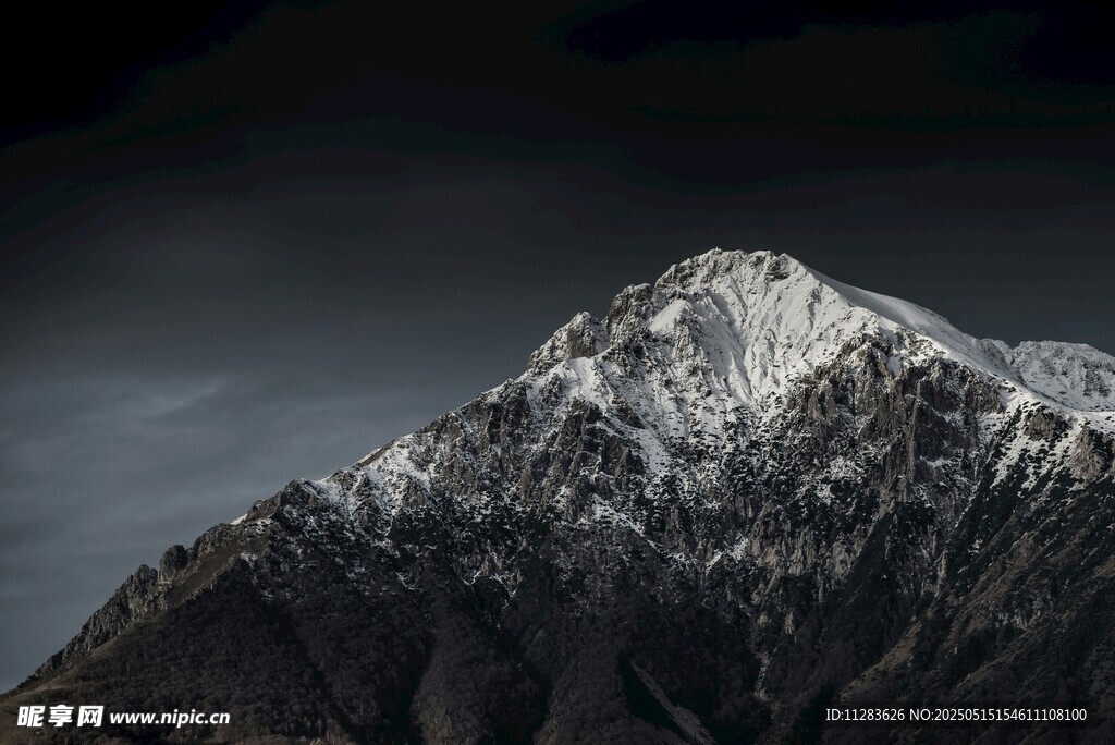 巍峨雪山壮丽景致