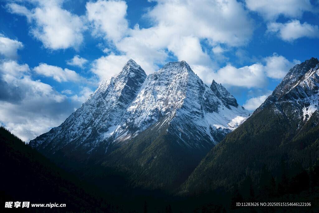 巍峨雪山映蓝天