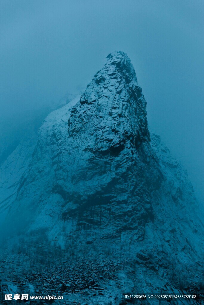 雾中孤峰