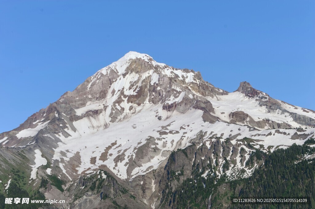 巍峨雪山壮丽景致