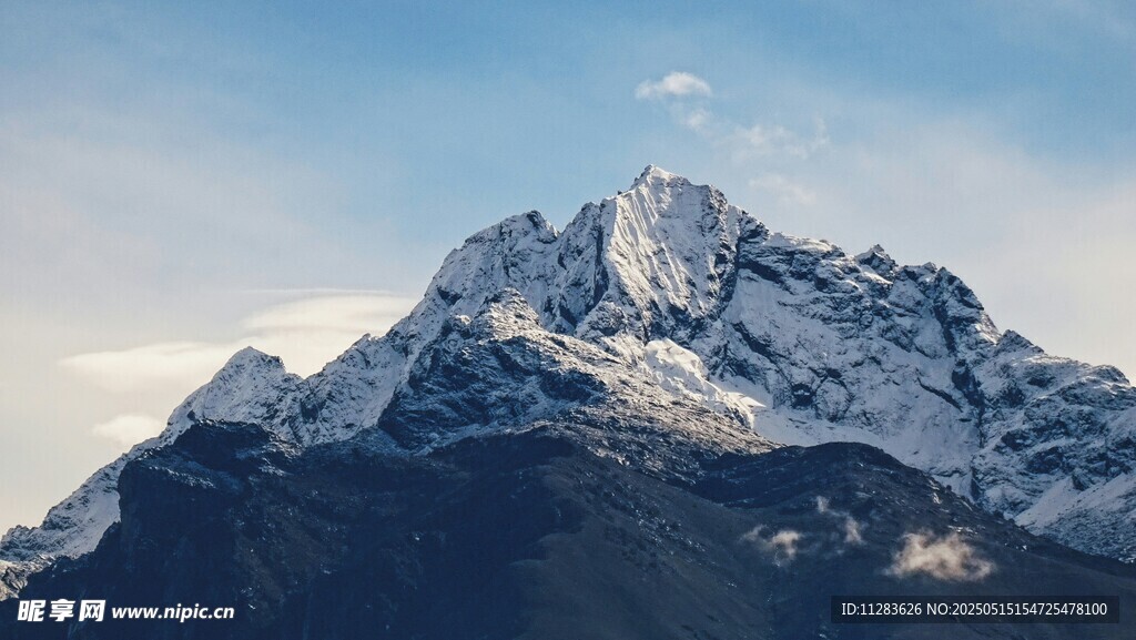 巍峨雪山壮丽景致