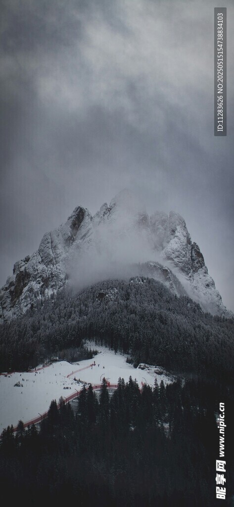 云雾缭绕的巍峨雪山