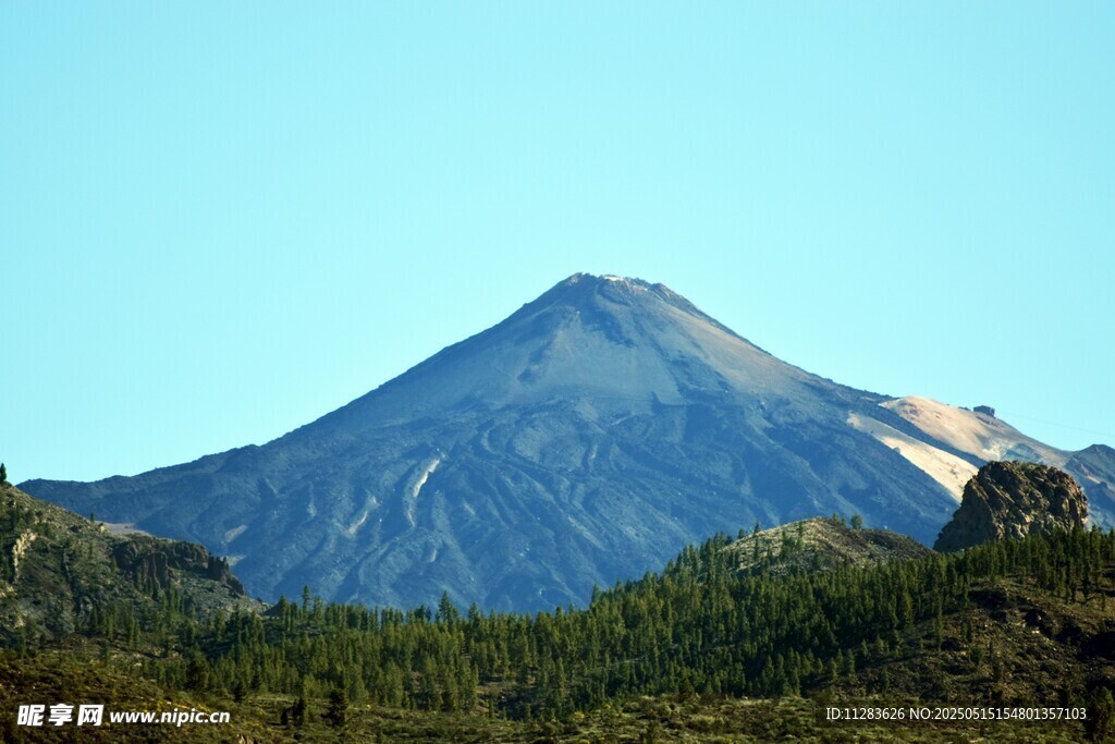巍峨壮丽的山峰景观