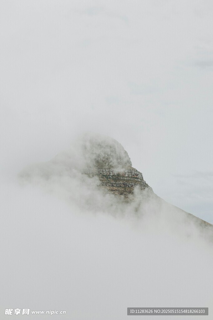 云雾缭绕中的神秘山峰