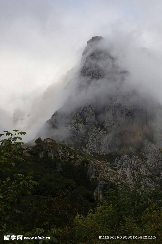 云雾缭绕的巍峨山峰