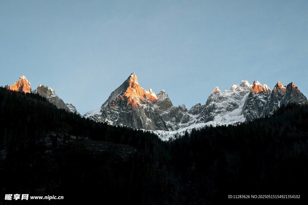 日出映雪山壮丽美景