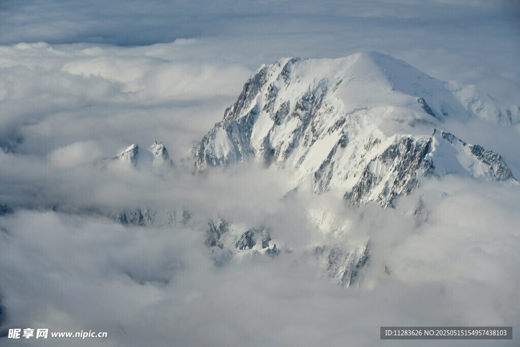云端雪山壮丽景观