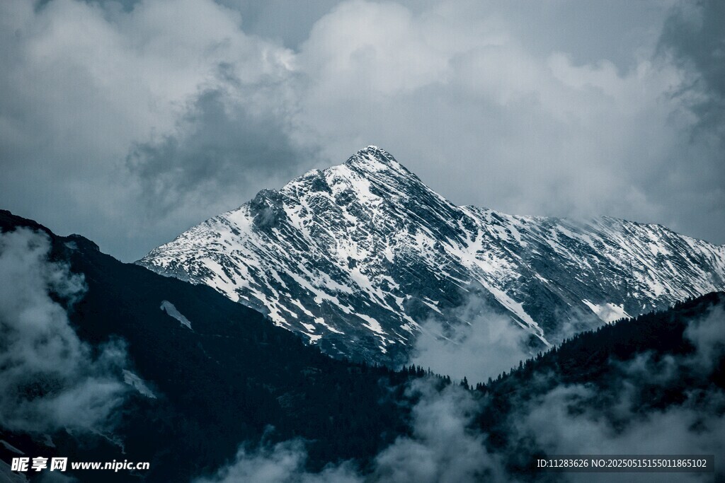 云雾缭绕的巍峨雪山