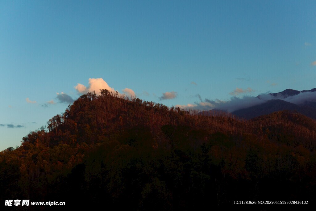 夕阳下的山峦美景