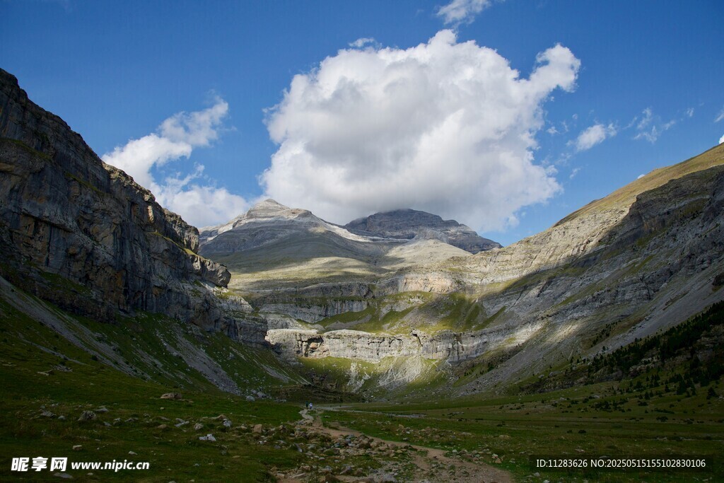 山间美景 蓝天白云下的山谷