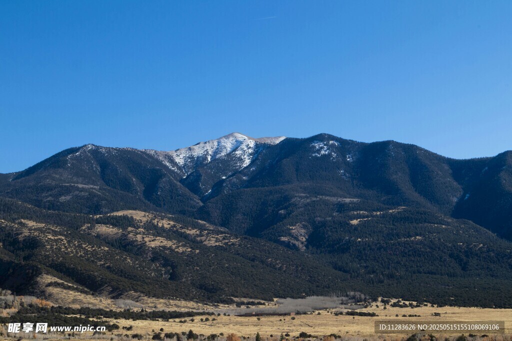 壮丽雪山与广袤原野