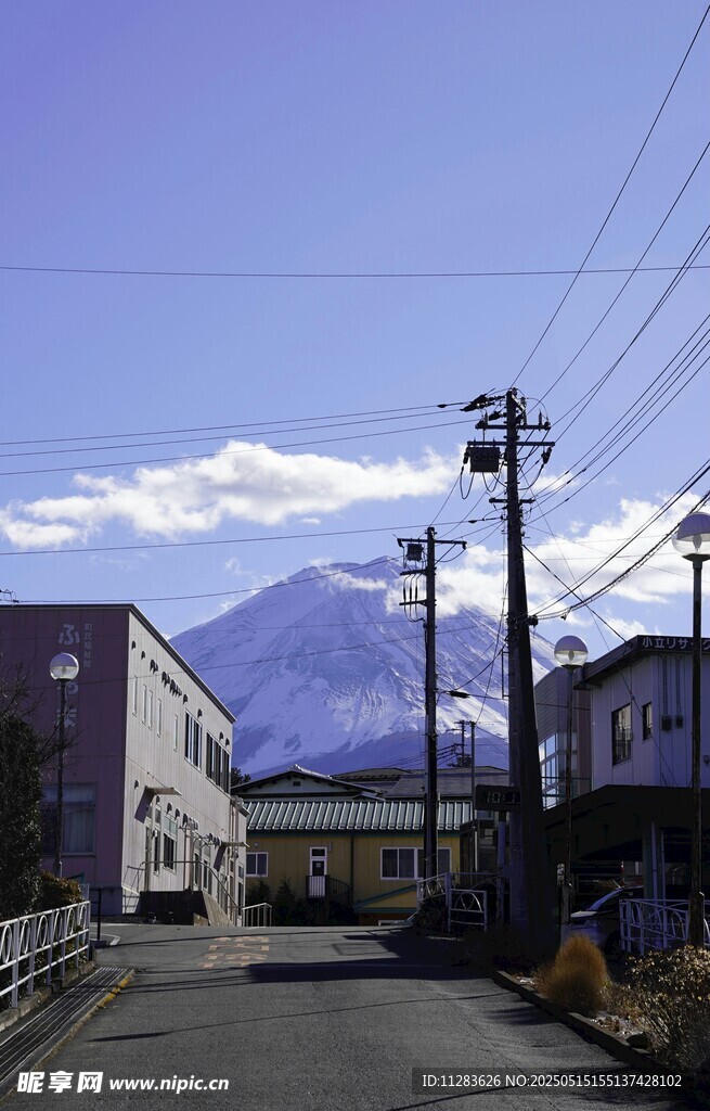 小镇街道远望雪山美景